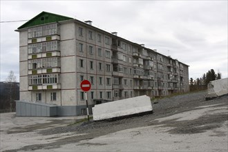Krasnoyarsk territory, june 2, 2009, a view of a 5-story apartment house in tayezhnaya street in yeruda, where mikhail prokhorov, polyus gold (polyus zoloto) chairman, and onexim (oneksim) group presi...