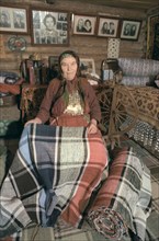 Peasant raisa orekhova of the udmurt village of zavyalovo with mats she wove, udmurtia, siberia, russia, 2/93.
