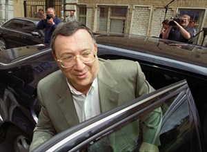 Moscow, russia, july 4, 2000, head of media most, a russian independent media holding company, vladimir gusinsky heads to the office of the russian prosecutor general for  another interrogation on tue...