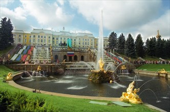 A view to the big cascade in peterhof, (petrovodets), leningrad (st, petersburg) region, russia, 2003, celebrations devoted to day of the russian flag.
