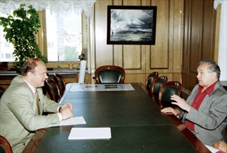 Presidential candidate from the people's patriotic bloc, communist gennadi zyuganov (left) during a meeting on june 24th 1996 with alexander zinovyev, former dissident, participating in the election c...