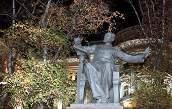 P,i,tchaikovsky monument in front of the moscow conservatory in the big street nikitskoy, moscow, russia, 11/00, sculptors - v,i,mukhin, n,g,zelenskaja, z,g,ivanova.