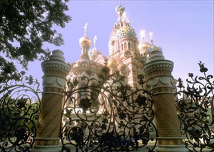 The restored fence of mikhailovsky park with the cathedral of the saviour on the blood in st, petersburg, russia.