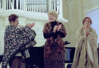 Russian opera star yelena obraztsova (c) introduces romanian and italian singers ileana kotrubas (l) and gabriela tucci to their master class students at the st,petersburg conservatory, st,petersburg,...