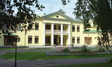 The residence of russian president vladimir putin in novo-ogaryov, moscow region, 2002.