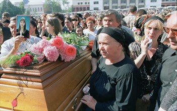 Ufa, russia, july 8, 2002: ufa residents paid last respects to 33 victims killed in the plane crash in south germany on the night to july 2, the mourning ceremony was held at ufa's central square, aft...