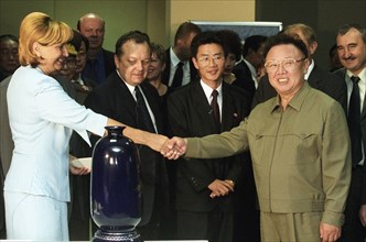 Visiting north korean leader kim jong-il (r) shakes hands with director of the trade complex 'ignat' yelena kalinina (l) at the complex in vladivostok on friday, the honourable gueat presented a tradi...