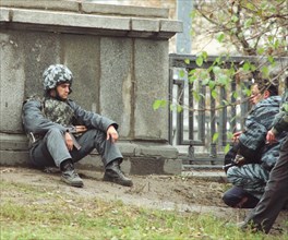 Moscow, russia, october 25 2002: men of special task forces near garages in melnikov street where hundreds of hostages are being held by chechen terrorists at the dubrovka theatrical centre, on thursd...