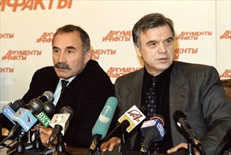 Moscow, russia, october 25, 2002: aslanbek aslakhanov (l) , a state duma deputy from chechnya and a famous representative of the chechen community in moscow ruslan khasbulatov (r) pictured during a ne...