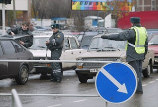 Moscow, russia,10/26/02: chechen hostage crisis: traffic police road block in vargi street.
