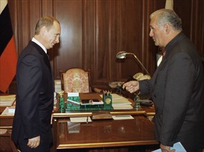 Moscow, russia, october 28 2002: president of russia vladimir putin (left) holding a meeting with pediatric surgeon leonid roshal (right) on monday in the kremlin, at the meeting putin thanked roshal ...
