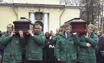 Moscow, russia 10/30/02: funerals of soloists of the nord-ost musical who perished in terrorist attack against the dubrovka theatrical centre on 10/26/02.