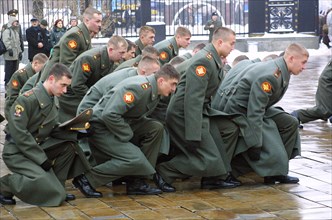 Moscow, russia, november 14 2002: russian army: a traditional solemn farewell ceremony of those to be demobilized from the service of the moscow commandant's office held at the unknown soldier tomb ne...