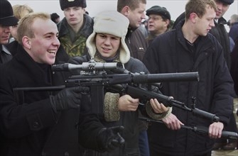 Moscow region, russia, november 15 2002: visitors to the exhibition familiarizing themselves with new samples of modern small arms of foreign and home production at a shooting ground in balashikha nea...