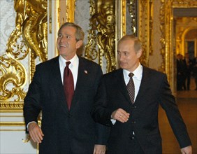 Leningrad region, russia, november 22 2002: president of russia vladimir putin and president of the usa george bush in one of the halls of the katherine palace of the historical tsarskoye selo near st...