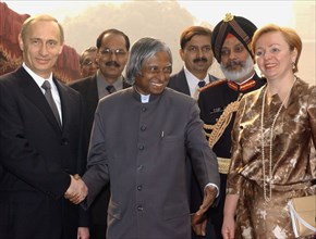 India, december 4 2002: president of russia vladimir putin (l), indian president a,p,j, abdul kalam (c) and lyudmila putin (r) during the welcoming ceremony outside the rashtrapati bhavan presidential...