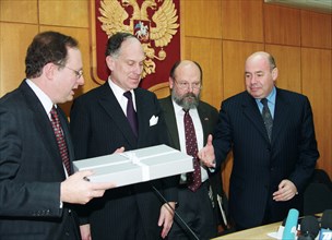 Moscow, russia, december 13 2002: official ceremony of the transfer of documents of the smolensk archive to russian minister for culture