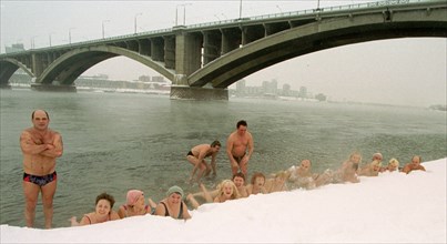 Krasnoyarsk, russia, january 13 2003: members of the krasnoyarsk 'cryophil' ice swimming club posing on a snow-clad beach on the yenisei river, the place of their traditional annual gatherings, (photo...