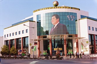 Turkmenistan 1/03: the trading centre 'altiyn-asiyr' in ashhabad.