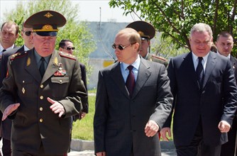President vladimir putin (c), accompanied by commander of the volga-urals military district colonel-general alexander baranov (l), visiting the 201st russian motorized division, stationed in tajikista...