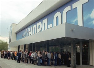 Caption: tas11: moscow, russia, may 11, 2003, spectators queueing outside the dubrovka theatre centre to attend the last, 411th, performance of the nord-ost musical in moscow, more than 400 thousand p...