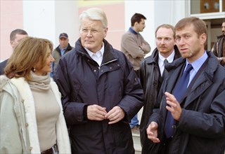 Governor of chukotka autonomous district roman abramovich (right), president of iceland ragnar grimsson (center) and president's wife dorrit musaeff (left) visiting newly-built houses in anadyr, augus...