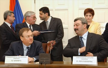 President-chairman of the board of directors of vneshtorgbank andrei kostin (l) and chairman of the board of directors of savings bank of armenia mikhail bagdasarov (r) at signing the agreement on acq...