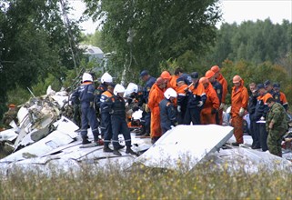 Salvage work on the wreckage of tu-134 that crashed in mysterious circumstances on 8/23, tula region, russia, 8/25/04.