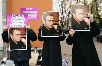 Participants in a demonstration in support of former head of yukos oil company mikhail khodorkovsky held in front of the meshchansky court house in moscow, khodorkovsky is charged with fraud and tax a...