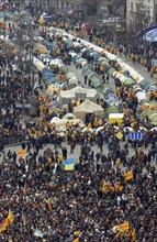 Ukraine election crisis 2004, supporters of ukraine's opposition presidential candidate viktor yushchenko take part in a rally in kiev's independence square, november 23, 2004, ukraine.