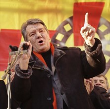 Ukraine election crisis 2004, viktor yushchenko, the opposition leader, addresses supporters during a rally, kiev, ukraine, november 26 2004.