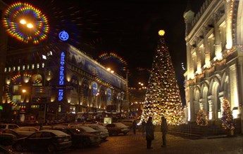holiday illuminations on moscow's tretyakovsky proyezd lane (tretyakovsky passsage) with the detsky mir (child's world) shopping center, left, and decorated christmas trees, december 12 2004, russia.