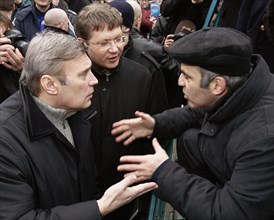 Russian people's democratic union leader mikhail kasyanov, united civil front leader garry kasparov, l-r, foreground, and state duma deputy vladimir ryzhkov, background, talk during an opposition prot...