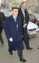 Leader of the united civil front garry kasparov, foreground, arrives for the other russia organization’s forum in the central house of journalists in moscow, april 19, 2007.