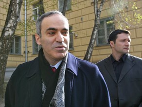 United civil front leader garry kasparov (l) seen at the fsb investigation department, april 20, 2007, moscow, russia.