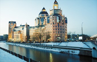 A new office building on the kosmodamianskaya embankment in moscow that houses both russian and foreign companies, feb, 2002.
