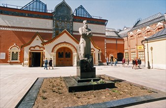 The entrance to the tretyakov state gallery on lavrushinsky lane in moscow, russia.