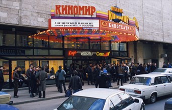 People lining up to see the opening of american film 'the english patient' at the kodak-kinomir cinema in moscow, russia, 1997.