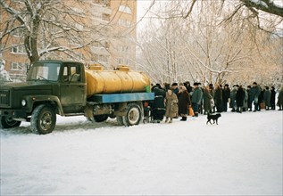 Nizhny novgorod, jan, 1999, housing estate residents, buy milk - cheaper than milk in the stores.