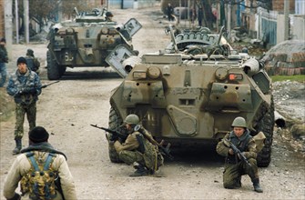 Russian federation troops clearing the town of samashki of chechen rebels during the chechen war, december 1999.