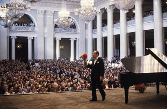 Pianist vladimir horowitz at the end of his concert at the dmitri shostakovich philharmonic society hall in leningrad, ussr, may 1986.