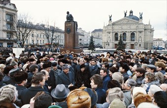 Mikhail gorbachev campaigning for his reforms with his wife raisa in lvov, ukraine, 1989.