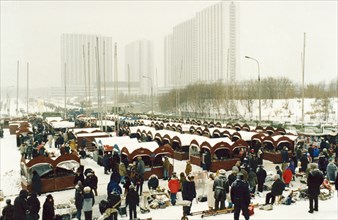 The outdoor market (vernissazh) in izmailovo park, moscow, russia where all sorts of things are sold including soviet souvenirs and various arts and crafts, 1990s.