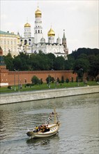 Old russian boat carrying a shrine with the relic of saint warrior admiral fyodor ushakov down the moskva river from the cathedral of christ the savior to kolomenskoye, august 11, 2002, the moscow kre...