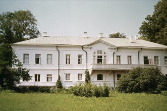 The south facade of the main house of the tolstoy family estate, yasnaya polyana, it was built by tolstoy's grandfather, prince volkonsky.
