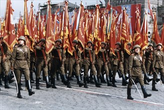Red army soldiers marching in a military parade in red square on may 9, 1985, moscow, ussr.