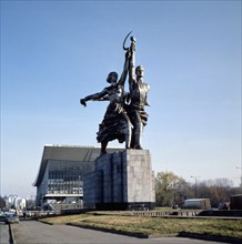 The 'worker and collective farmer' monument by vera mukhina near the all-russia exhibition center (vdnkh) in moscow, russia, 2002.