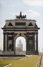 The triumphal arch (arc de triomphe) in kotuzov avenue in moscow, russia, 2004.