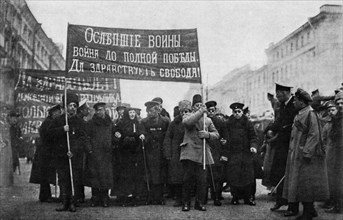 Contre-manifestation patriotique en réponse aux efforts pacifistes des acolytes de Lenine. Des aveugles de la guerre, guidés par une infirmière, promènent dans les rues cette inscription:'La guerre ju...