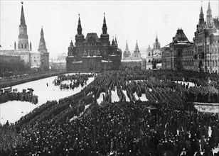 Manifestation patriotique et revue des troupes sur la Place Rouge, à Moscou, pendant les journées révolutionnaires. 1917